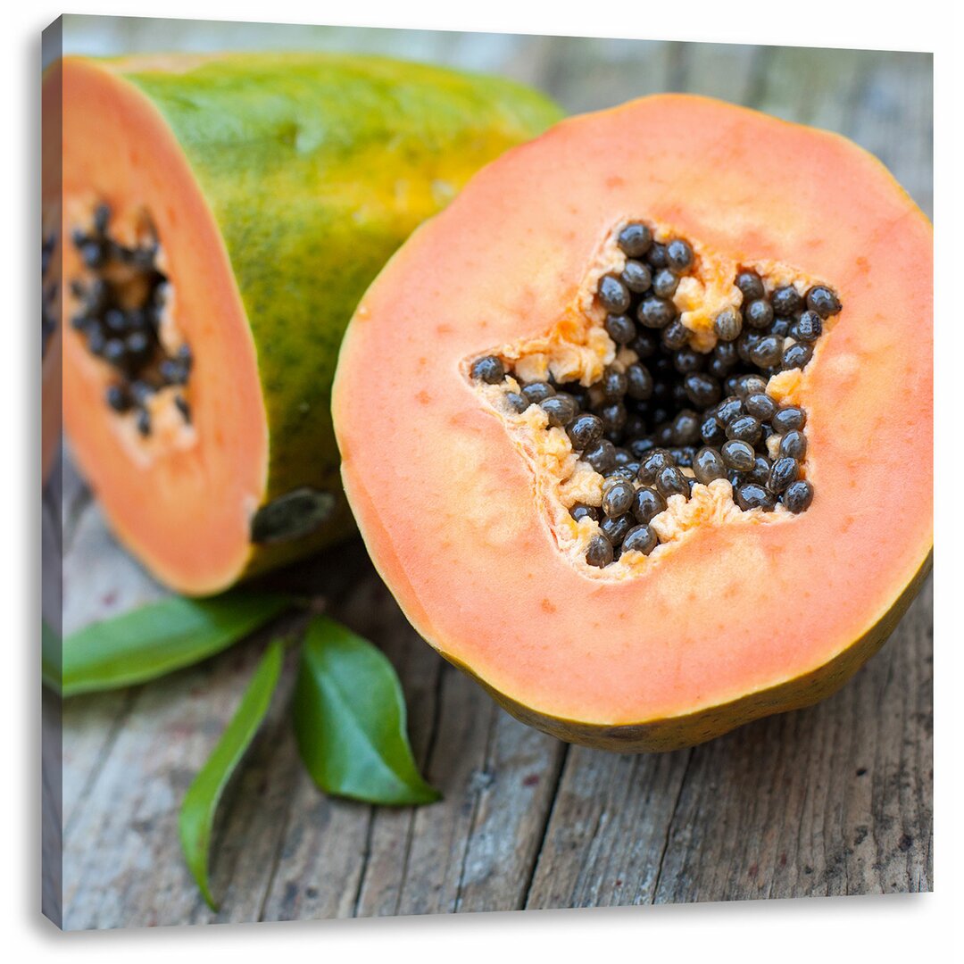 Leinwandbild Genüssliche Papaya aufgeschnitten