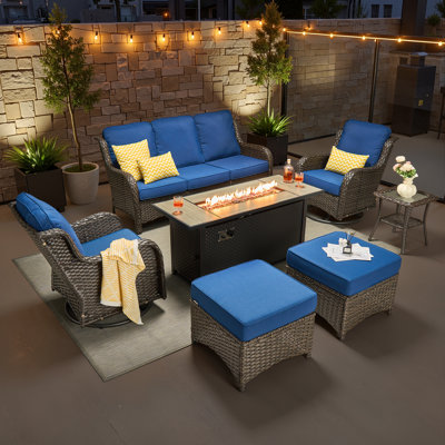 Ensemble de mobilier de patio en résine tressée 7 pièces avec table foyer au propane de 137 cm, canapé d'angle extérieur, fauteuils pivotants à bascule et poufs pour cour arrière, patio, véranda, bord de piscine et jardin.