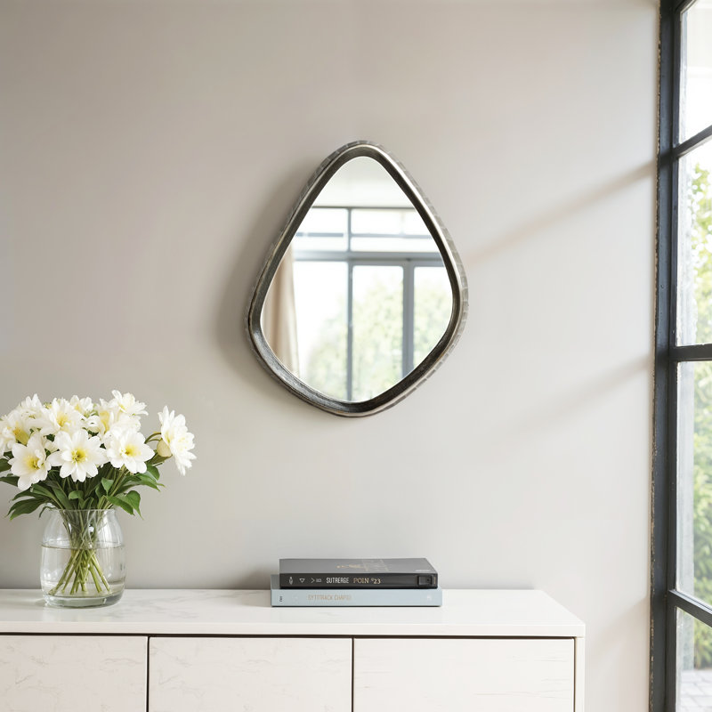 Miroir mural décoratif asymétrique avec cadre en métal texturé Nikolas, 15 po x 19 po, Bronze