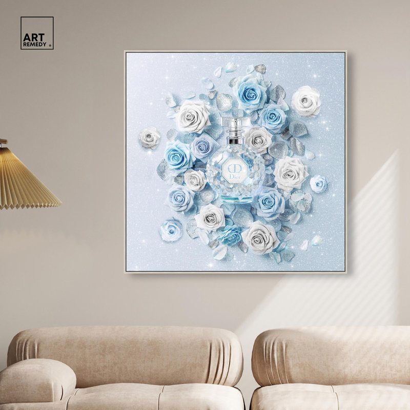 «Sparkling Floral Perfume II» par Art Remedy, H 31 po x l 31 po, Cadre flottant, Argent