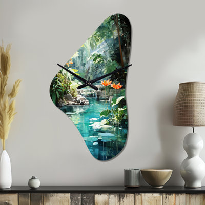 Yalim Emerald Oasis A Lush Green Landscape - Forest River Mountains, horloge murale asymétrique en métal