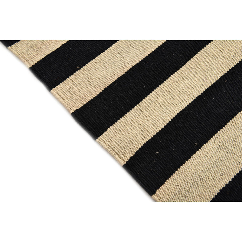 Tapis noir et blanc 3 pi 5 po x 4 pi 8 po