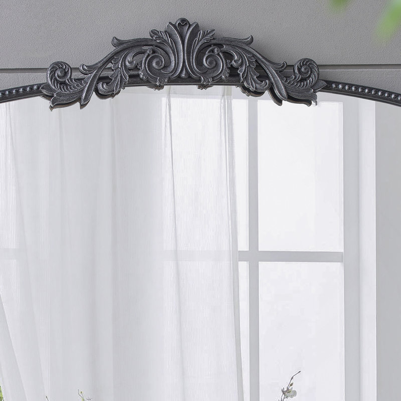 Grand miroir 40 po x 31 po au design arqué classique et cadre d'inspiration baroque, Gris