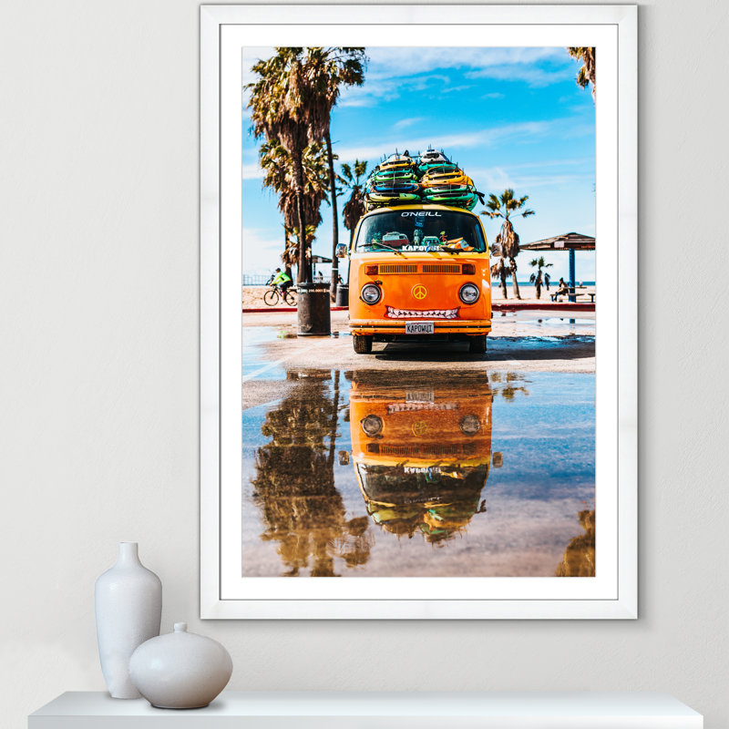 «Coastal Cruiser» par Tyler Nix, H 49 po x l 35 po x P 1,25 po, Encadrement cubique blanc, Blanc mat