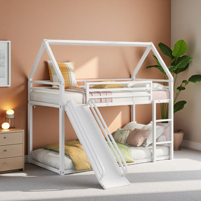 Lit superposé simple au-dessus de simple avec échelle et glissoire