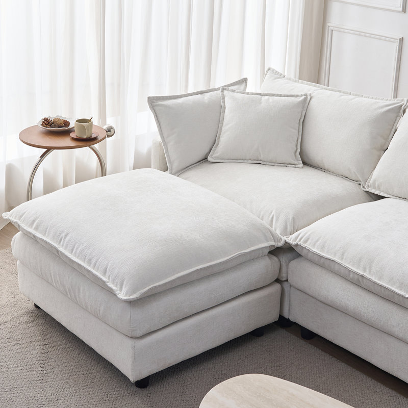 Canapé modulaire en L de 105 po avec repose-pieds, revêtement en chenille souple et sièges spacieux pour la vie moderne.