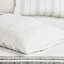 Édredon en coton double. Blanc avec accents gris. Conception à rayures texturées. . Comprend un édredon, une jupe de lit, des taies décoratives et des oreillers. Laver à la machine à l'eau et au sol. Trop-rempli pour un confort maximal. Jupe-124917815