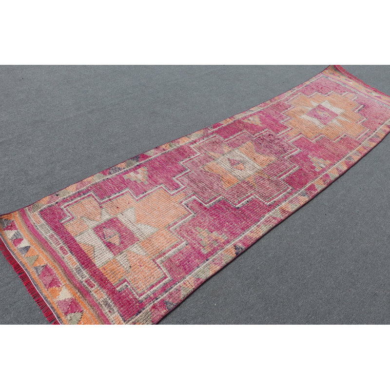 Le chic tapis Herki turc antique transforme votre couloir en une esthétique rétro avec son design en laine rose