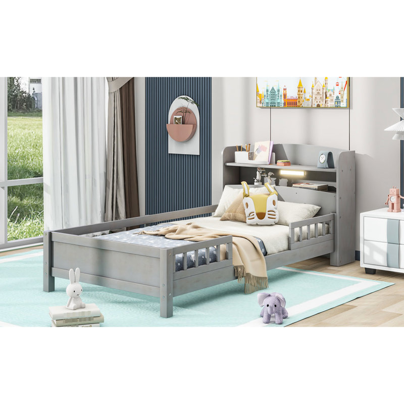 Lit plateforme gris antique avec structure en bois massif, rangement pour tête de lit, garde-corps à DEL et garde-corps pour un repos et un rangement confortables
