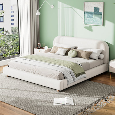 Lit tapissier très grand Boucle, couleur blanche, tête de lit incurvée, structure et métal, rembourrage en mousse confortable, pieds en bois massif pour plus de stabilité, assemblage rapide par deux dans votre chambre à coucher avec tissu
