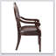 Fauteuil formel traditionnel avec similicuir brun foncé, garniture cloutée et structure en bois massif pour une élégance classique