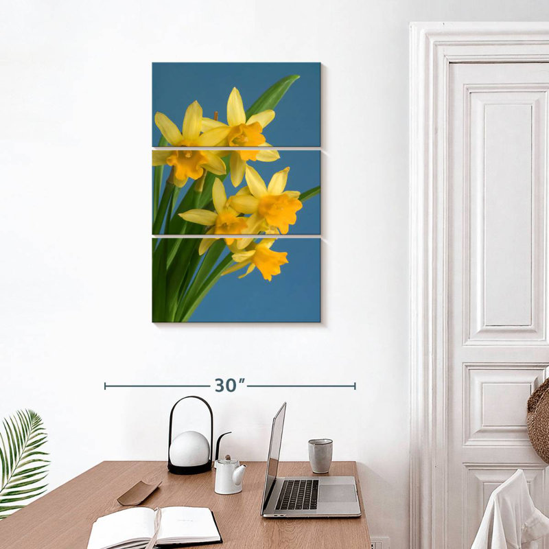 Jonquilles jaunes sur fond bleu Harnek, H 32 po x l 20 po