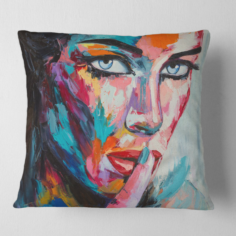 Portrait d'une jeune femme avec une housse de coussin carré et un insert, 16" x 16"