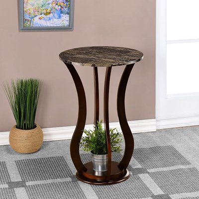 Table d'appoint brune intrigante avec plateau en faux marbre pour un style d'ameublement envoûtant, une idée de décoration de salon fascinante.