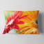 Coussin décoratif à imprimé floral rouge et jaune