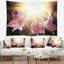 Grandes fleurs roses avec tapisserie ensoleillée-28487903