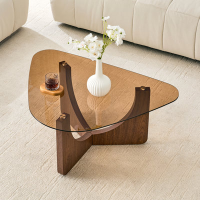 Table basse triangulaire de style rétro avec un plateau en verre trempé de couleur thé et des pieds triangulaires en panneau de fibres à densité moyenne de couleur noyer. Idéal comme canapé, table d'appoint, table de coin, table basse portable pour le salon.