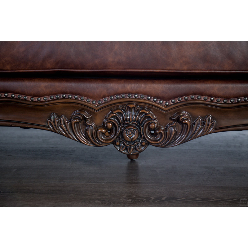 Chaise de style traditionnel avec accoudoirs roulés et garniture cloutée avec accoudoirs capitonnés