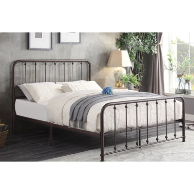 Chambre avec très grand lit plateforme avec structure en métal au fini bronze foncé