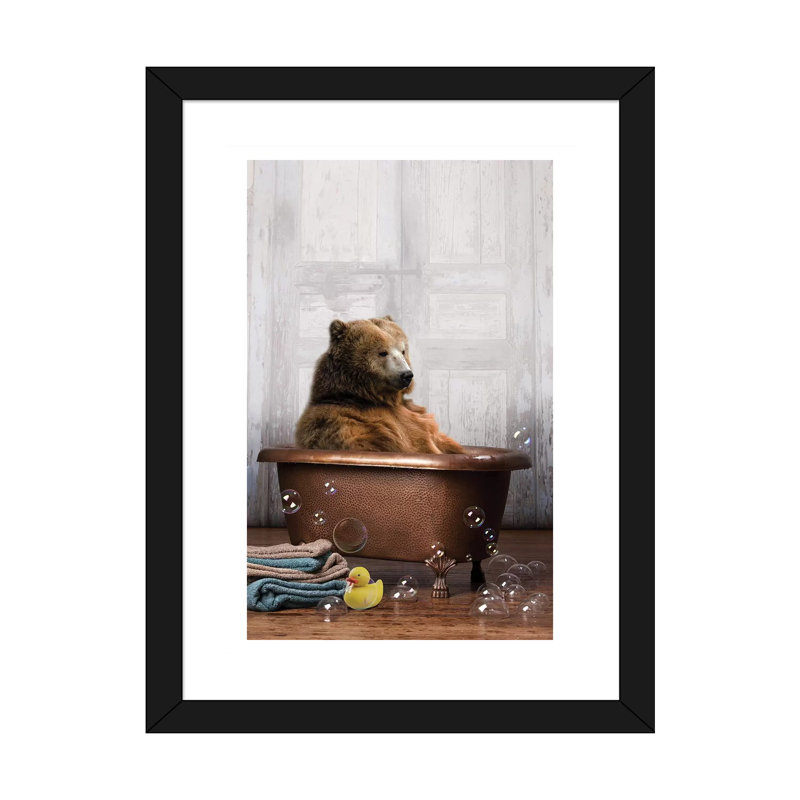 «Bear in the Tub», reproduction d'art graphique, H 24 po x l 16 po x P 1 po, Papier encadré noir, Blanc