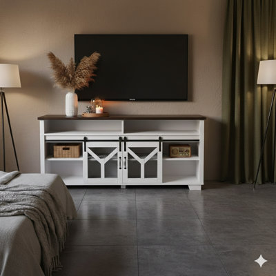 Meuble télé de 65,3 pouces de style maison de campagne avec bandes lumineuses à DEL et portes de grange en fer avec une bande décorative en «Y». Combinaison de couleurs: blanc avec plateau en noyer noir.