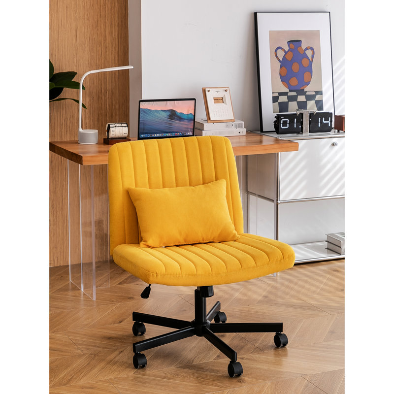 Chaise de bureau sans accoudoirs en lin jaune Cross avec roulettes, idéale pour le bureau à domicile et les espaces de maquillage. Stabilité accrue et rotation à 360° pour un maquillage confortable. Coussin et réglages ajustables.