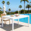 Table de salle à manger moderne blanche de 55 pouces pour barbecue, au bord de la piscine, balcon - plateau de table léger en PP, pieds en métal avec patins antidérapants, longue installation au bord de la piscine et projets d'artisanat d'intérieur tout temps, décoloration / égratignure