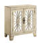 Console Nalani à finition blanche antique avec portes en verre et façade élégante en miroir, parfaite pour un rangement et une présentation élégants