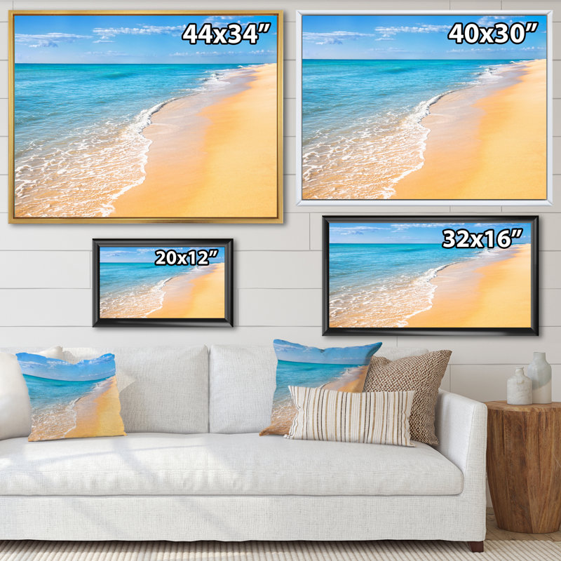 Reproduction de photo sur la côte, océan bleu avec plage orange, H 24 po x l 32 po, Cadre flottant noir