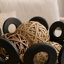 Bol rond Laura avec motifs circulaires découpés, céramique noire 11 po