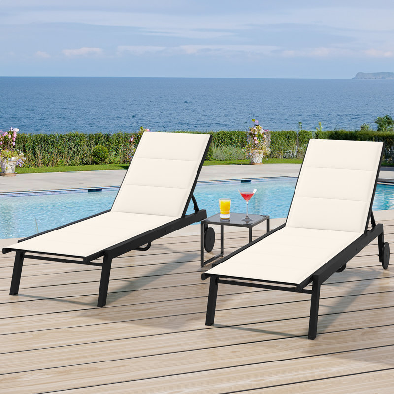 Chaise d'extérieur en résine avec dossier réglable, tissu rembourré et table d'appoint, Beige