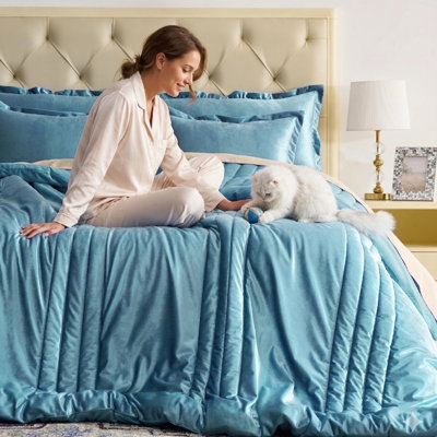Luxury Velvet Bedding Comforter Sets 3 Pieces. Lightweight fluffy and soft velvet comforter set