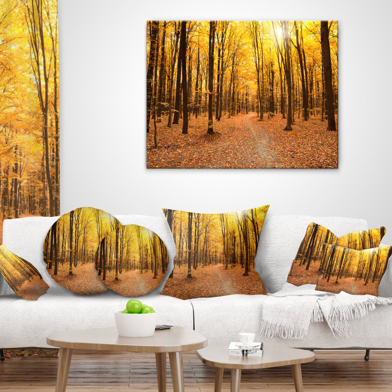 Coussin Yellow Treetops in Fall Forest, 18 po x 18 po, Carré