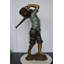 Fontaine en bronze avec un petit arrosoir en bronze - Taille: L 25 po x l 17 po x H 41 po.