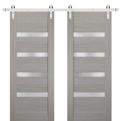 Porte de grange double robuste avec rail Quadro 4113 Gris Frêne et verre dépoli, supports de rail en acier inoxydable de 4 m (13 pi), portes intérieures à panneaux pleins et lourds - 91,4 cm x 203,2 cm (2 x 45,7 cm x 203,2 cm) - Rail argenté