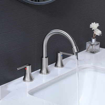 Robinet de salle de bain espacé en nickel brossé avec conduites d'alimentation