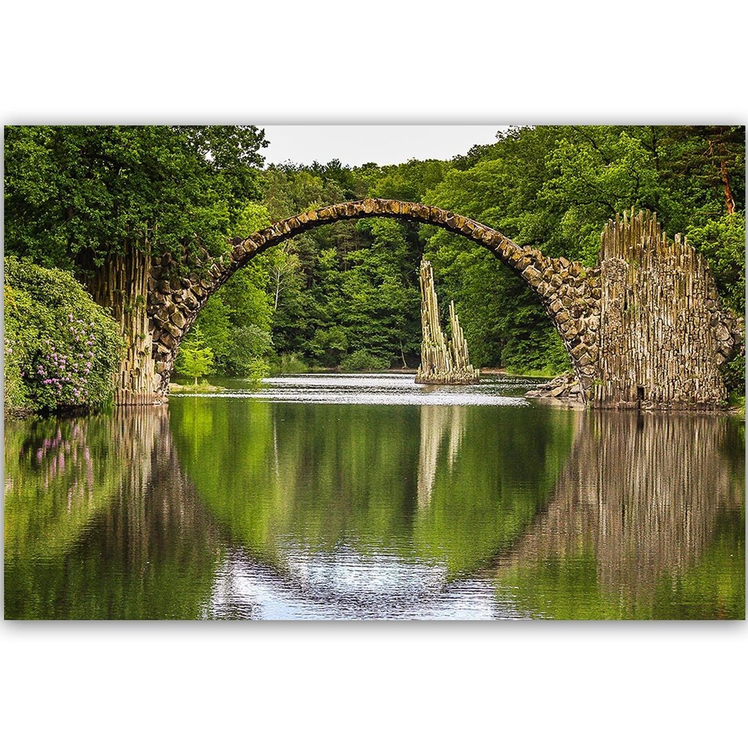 Leinwandbild Bogenbrücke über den See