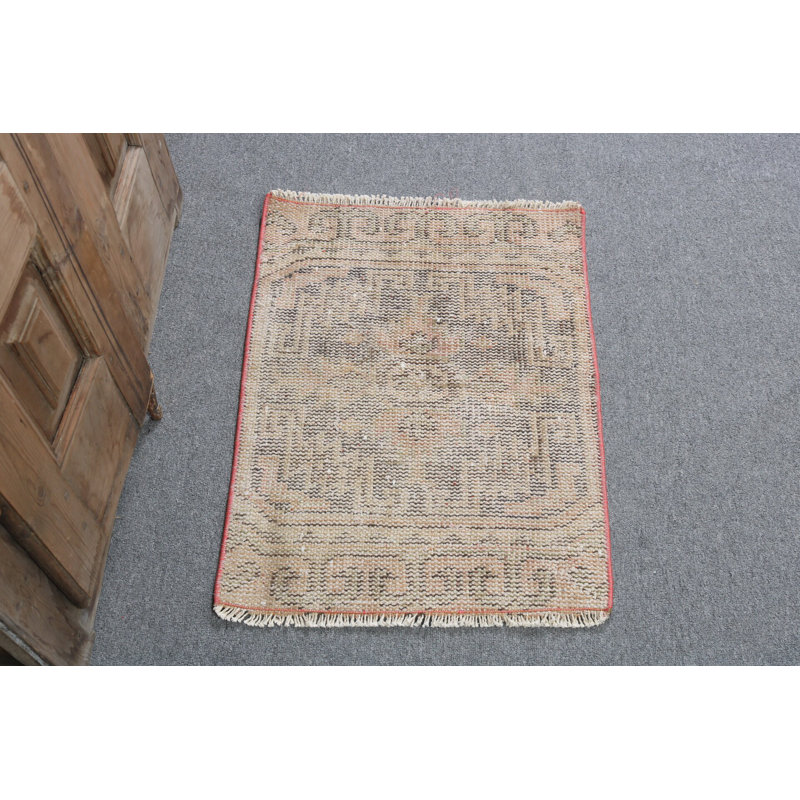 Tapis turc classique classique avec motifs géométriques de tons neutres pour l'esthétique des portes