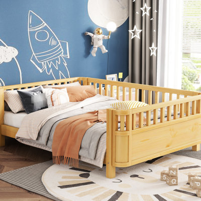 Lit double avec rails - De bas au sol, Bois naturel, Design, Sécuritaire, Peut être utilisé comme lit de jour, Rails réglables, Finition en bois de taille moderne et élégante, Côté enlevé, Idéal petit,