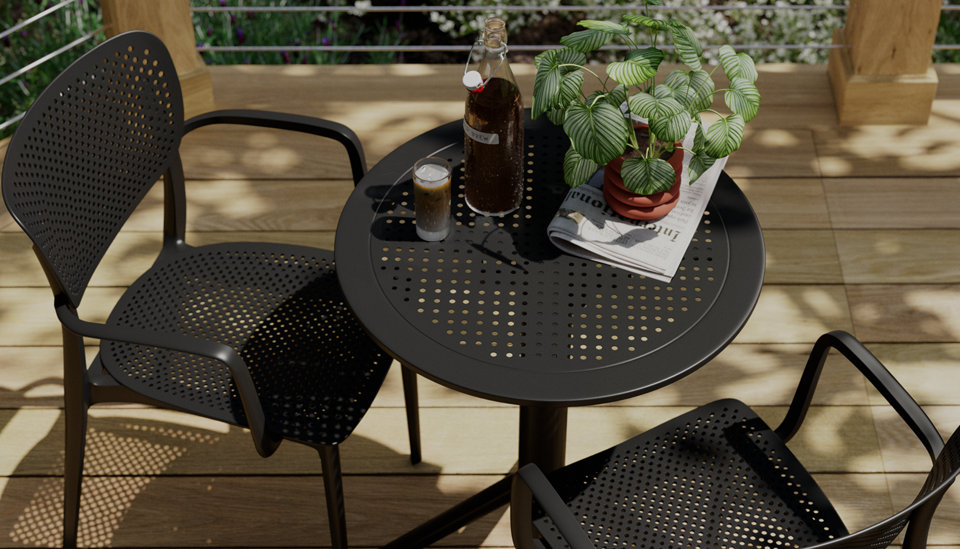 Bistro noir, café froid et journal.