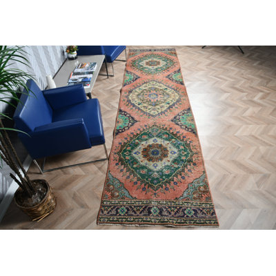Tapis de couloir turc tissé à la main à motif de médaillon coloré offrant un art de plancher unique pour un décor de couloir bohémien avec une touche rétro
