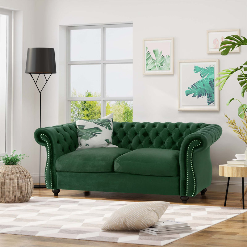 Canapé Chesterfield de style Chesterfield avec capitonnage à boutons profonds, garnitures cloutées et accoudoirs roulés pour un confort élégant