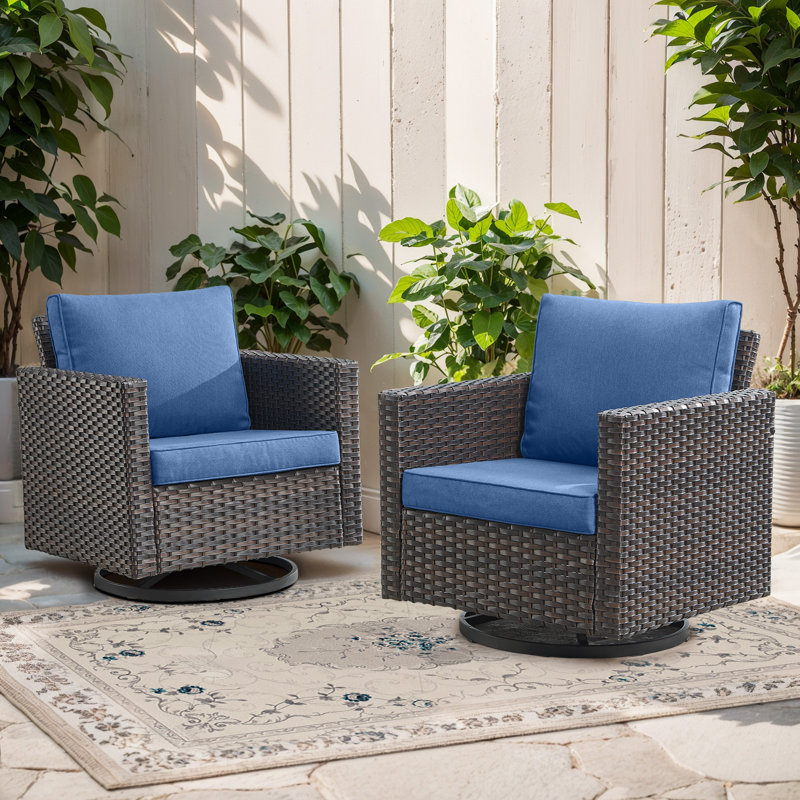 Ensemble de 2 chaises d'extérieur pivotantes en osier et rotin Ingvald, Bleu, Brun