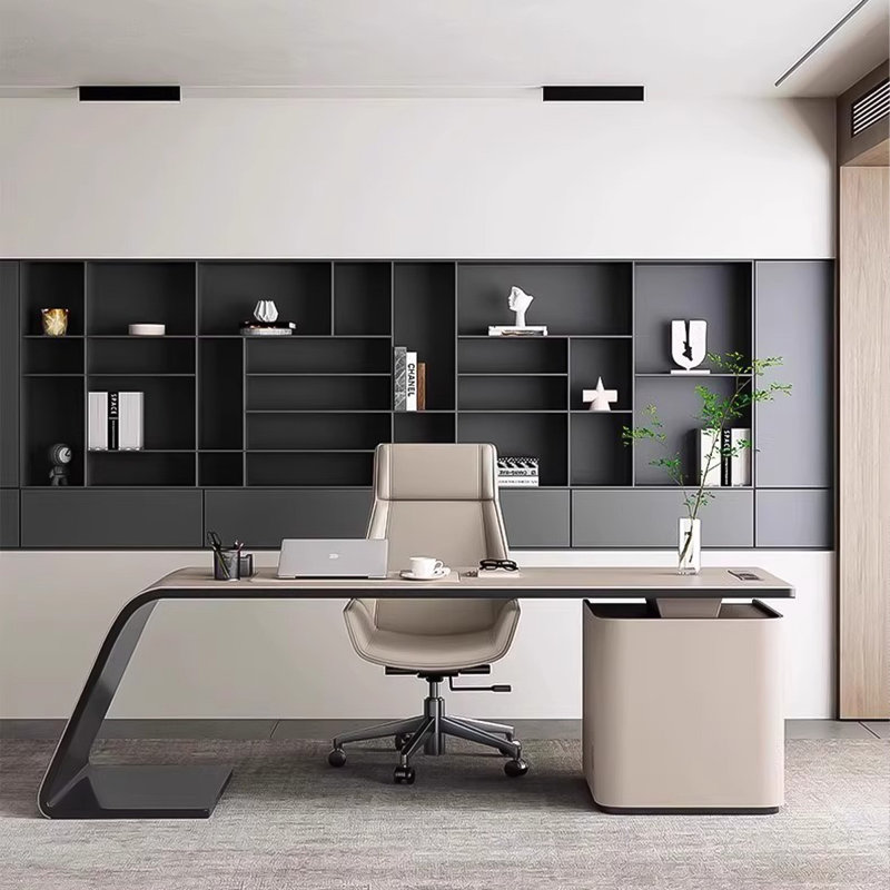 Bureau kaki clair minimaliste avec armoire de rangement et multiprise, table de bureau tout-en-un