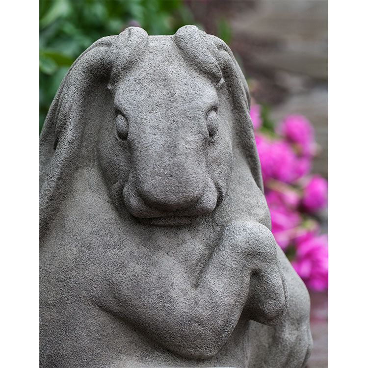 Statue lapin Newport, Graystone, Orienté vers le côté droit