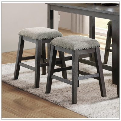 Ensemble de 2 tabourets de bar à hauteur de comptoir avec revêtement en chenille et garniture cloutée au fini gris brossé