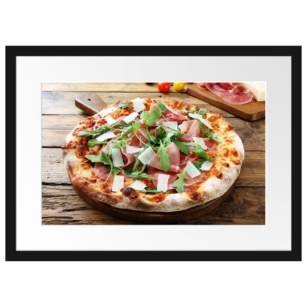 Gerahmtes Poster Prosciutto Pizza auf Holztisch