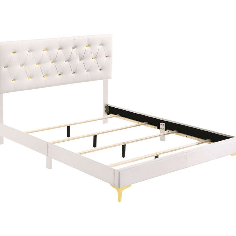 Lit à panneau tapissier blanc avec coutures en losange, capitonnage à barre dorée et style contemporain épuré avec revêtement, plaques en métal, doux