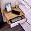 Très grand lit plateforme tapissier en velours avec tablettes, lampes et port USB-472989762