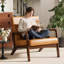 Fauteuil d'appoint rembourré en bois massif avec coussin supplémentaire, accoudoirs bruns et similicuir brun-835461240